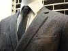 Portrait-Ausschnitt von Kravatte und Schulterbereich eines Business-Anzugs im Schaufenster eines Herrenausstatters in London..