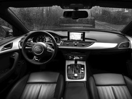 Der vordere Innenraum eines Audis.