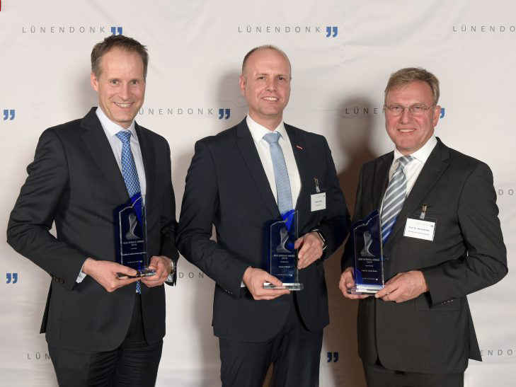 Foto der drei Gewinner in den Kategorien Lebenswerk, Innovation und Leistung beim Luenendonk-B2B-Service-Awards 2018 mit zeb-Gründer Prof. Dr. Bernd Rolfes.
