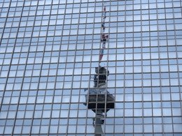 Der Berliner Fernsehturm spiegelt sich in den Fenstern eines Hochhauses.
