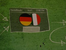 Auf einem grünen Rasen wird das Fußballspiel Deutschland gegen Italien, das Viertelfinale am 04.07. um 22 Uhr angezeigt.