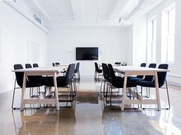 Viele leere Bürostühle in einem Unternehmen symbolisieren frei Plätze für ein Praktikum.
