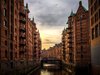 Häuser und ein Kanal in der Speicherstadt von Hamburg.