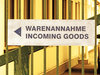 Warenwirtschaft: Firmenschild "Warenannahme / Incoming Goods"