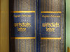 Zwei Buchrücken in blau mit goldener Schrift Wirtschaftslehre.