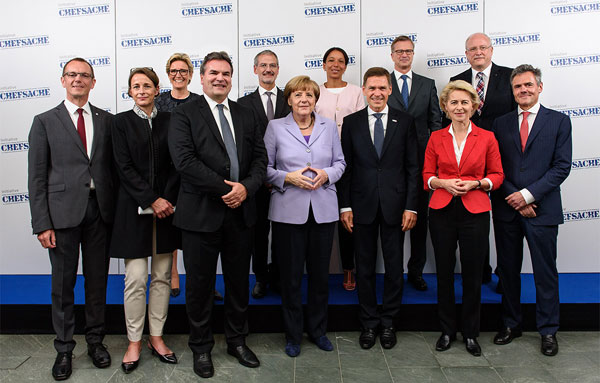 Gruppenbild von den elf Gründungsmitglieder der Initiative Chefsache mit der Schirmherrin Bundeskanzlerin Angela Merkel in Berlin.