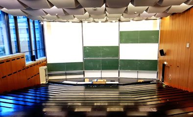 Das Bild zeigt einen leeren Hörsaal. Freie Studienplätze lassen sich mit einer Studienplatzklage unter Umständen einklagen.