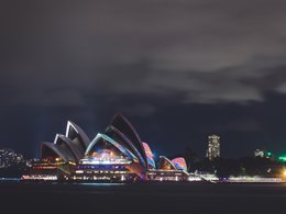 Die bunt angeleuchtete Oper von Sydney.